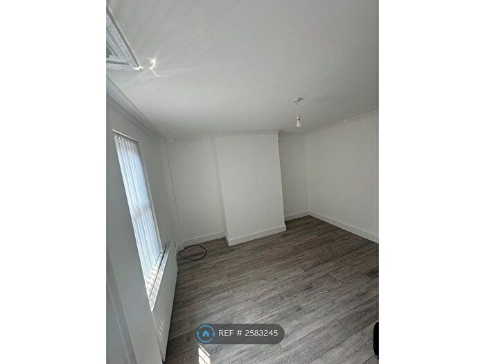 3 Bedroom Terraced House To Rent In Thornton Grove, Leeds, LS12