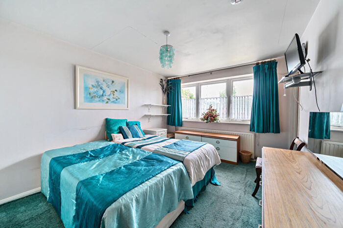 4 Bedroom Detached Bungalow For Sale In Waverley Road, Farnborough, GU14