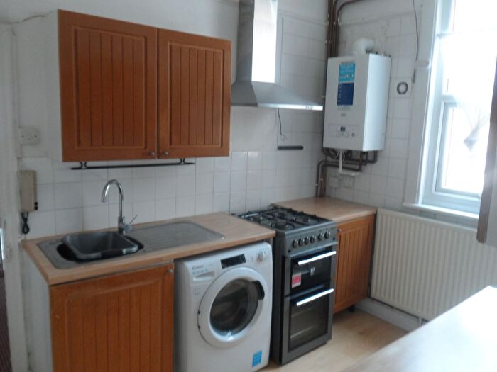 2 Bedroom Flat To Rent In Lower Road, Sutton, SM1