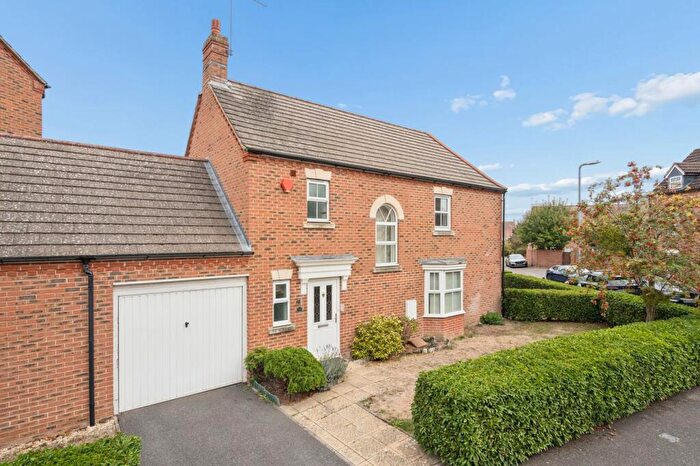3 Bedroom Semi-Detached House For Sale In Parsons Road, Langley, SL3