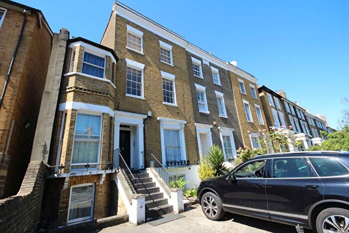 3 Bedroom Flat To Rent In South Lambeth Road, London, SW8