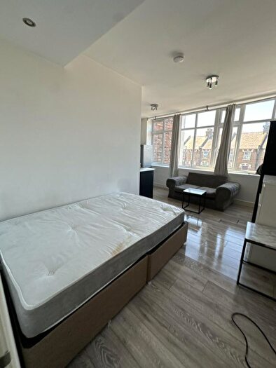 Studio To Rent In High Road, Finchley, London, N12