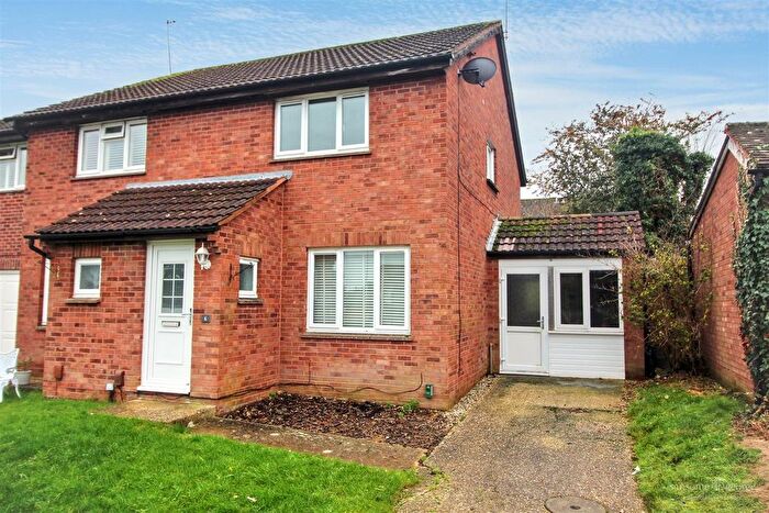 2 Bedroom Semi Detached House For Sale In Brierley Place, Tilehurst, Reading, RG31