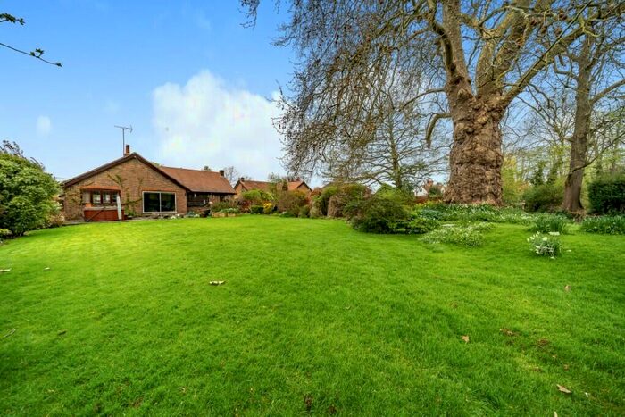 4 Bedroom Bungalow For Sale In Tidmarsh, Reading, Berkshire, RG8