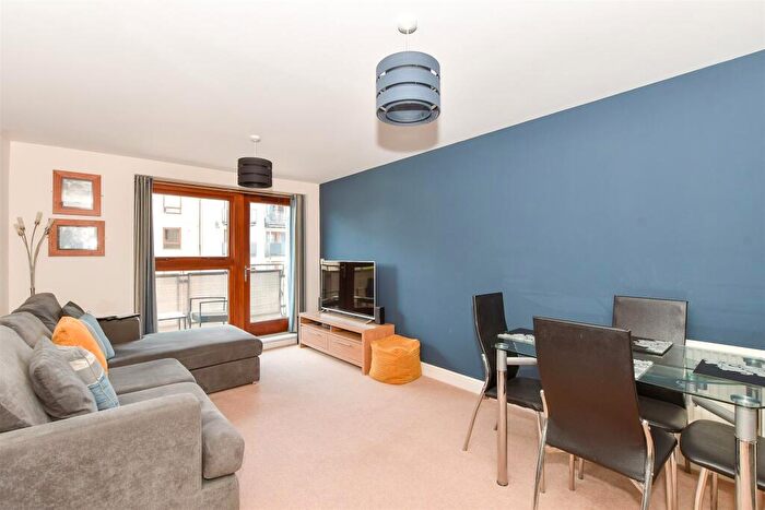 2 Bedroom Flat For Sale In Commonwealth Drive, Three Bridges, Crawley, West Sussex, RH10