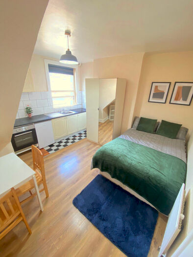 Studio To Rent In West Green Road, London, N15