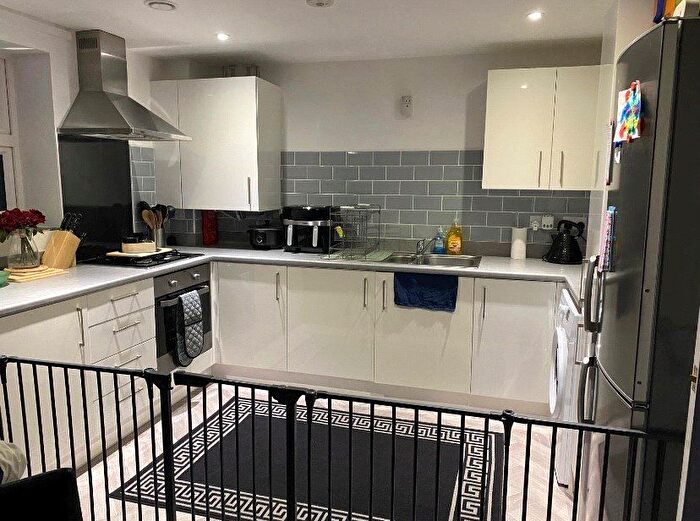 1 Bedroom Flat For Sale In Oak Avenue, Wokingham, Berkshire, RG40