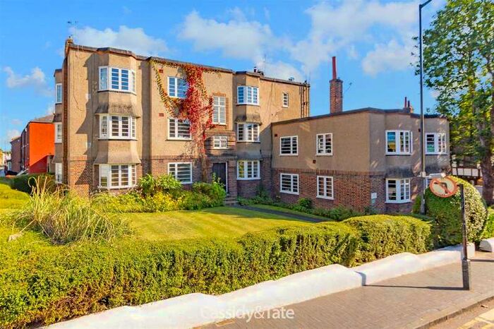 2 Bedroom Apartment To Rent In Holywell Hill, St. Albans, AL1