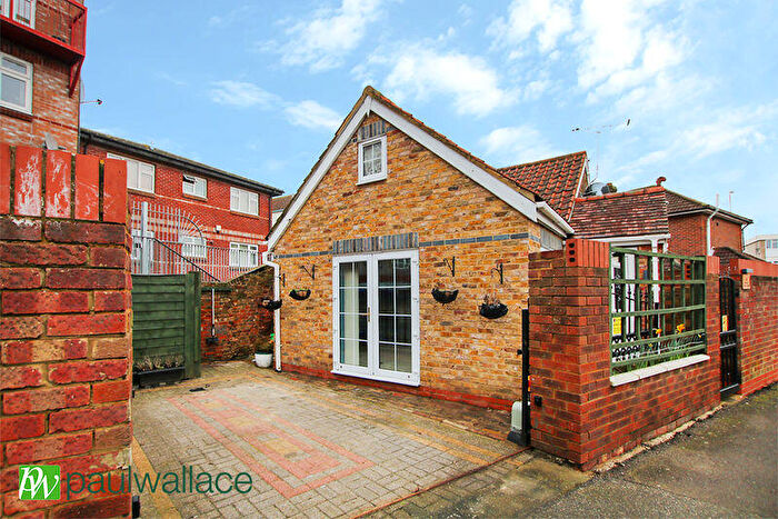 1 Bedroom Coach House To Rent In Warwick Drive, Cheshunt, EN8