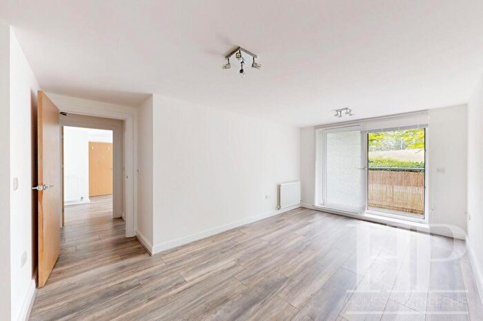 2 Bedroom Flat To Rent In Commonwealth Drive, Howlands Court, RH10