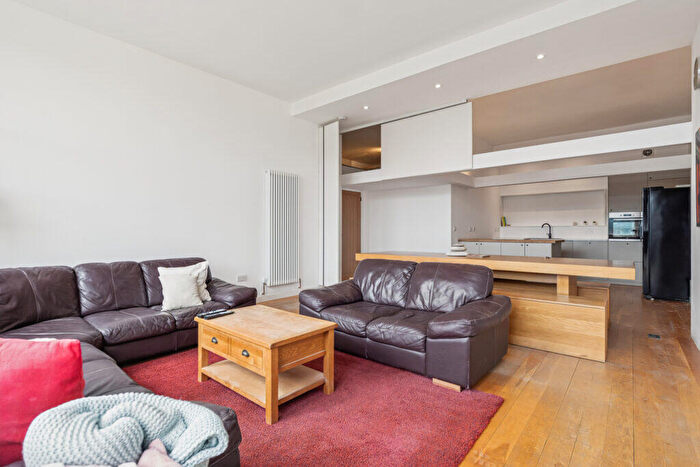 1 Bedroom Flat For Sale In Ingram Street, Merchant City, G1