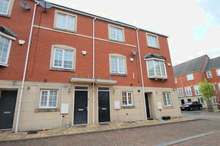 3 Bedroom Town House To Rent In Madison Avenue, Brierley Hill, West Midlands, DY5