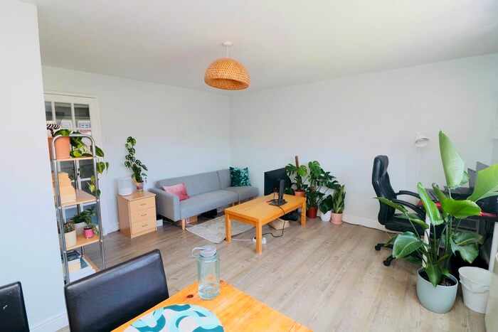 2 Bedroom Flat To Rent In Massingberd Way, London, SW17