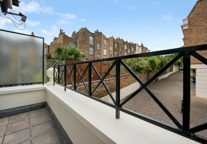 2 Bedroom Flat To Rent In Redwood Mews, London, SW4