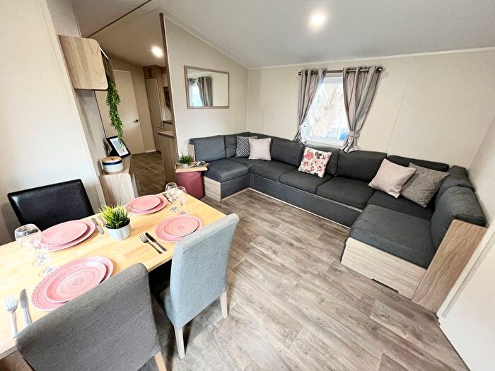 4 Bedroom Mobile/park Home For Sale In Crantock, Newquay, TR8