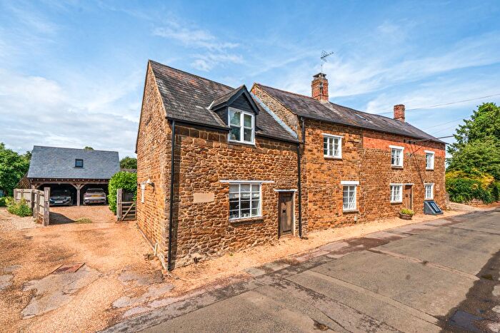 6 Bedroom Detached House For Sale In Tanners Lane, Adderbury, OX17