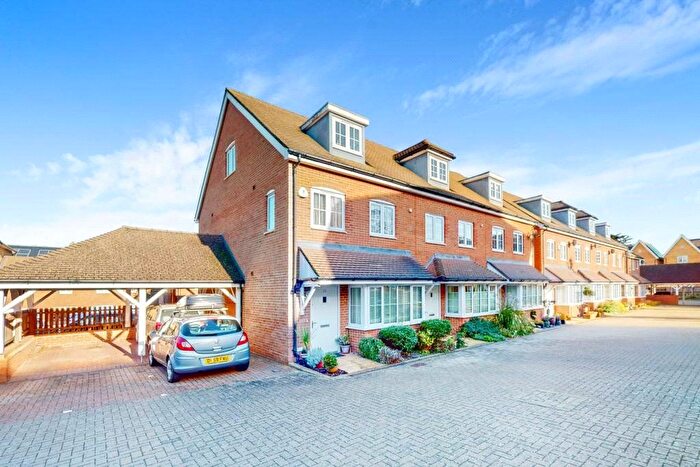 3 Bedroom Semi-Detached House To Rent In Damson Way, Carshalton, SM5