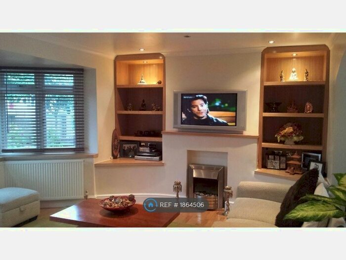 4 Bedroom Semi-Detached House To Rent In Pembroke Way, Hayes, UB3