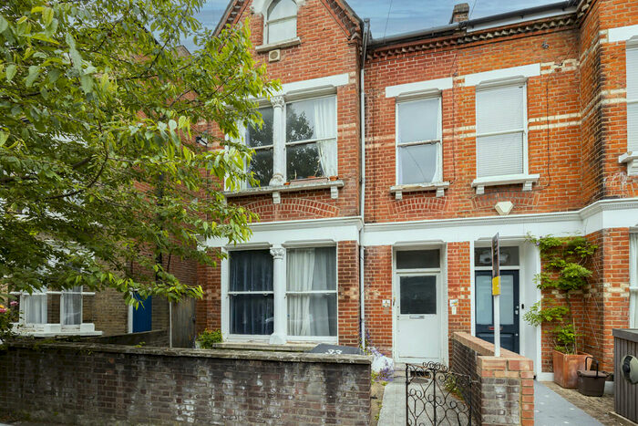 3 Bedroom Apartment To Rent In Fairbridge Road, Upper Holloway, London, N7