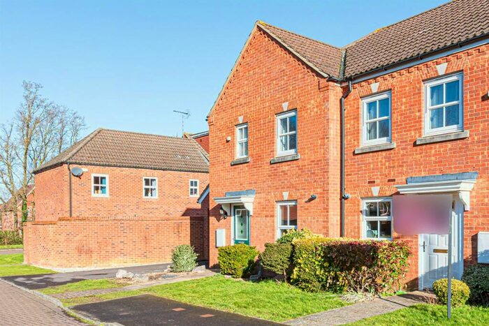 3 Bedroom End Of Terrace House To Rent In Victoria Gardens, Wokingham, RG40