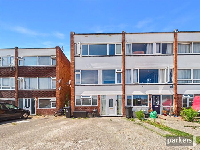 4 Bedroom End Of Terrace House For Sale In Leyburn Close, Woodley, Reading, Berkshire, RG5