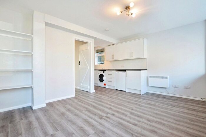 1 Bedroom Flat To Rent In Hare Lane, Godalming, Surrey, GU7