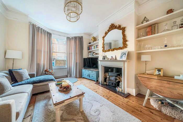 2 Bedroom Flat To Rent In Beechcroft, East Sheen, SW14