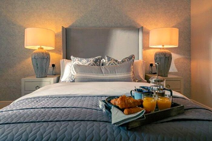 2 Bedroom Apartment For Sale In Maytree Place, The Avenue, Southampton, Hampshire, SO17