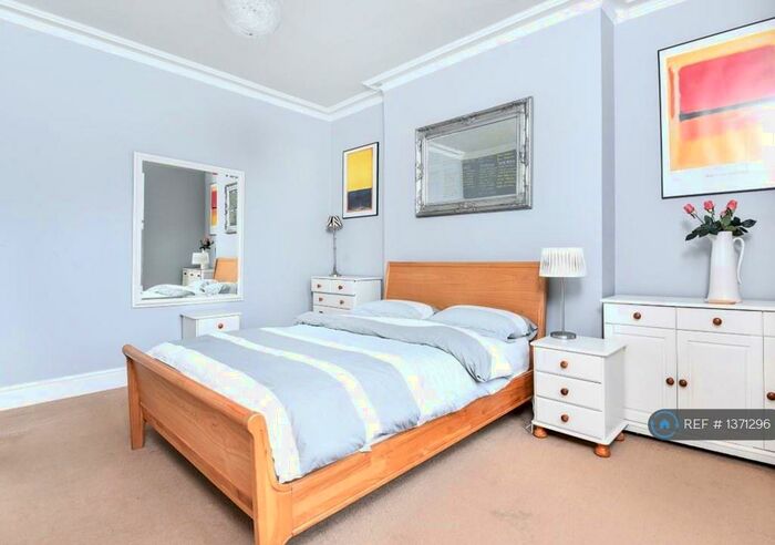 1 Bedroom Flat To Rent In Boundaries Road, London, SW12