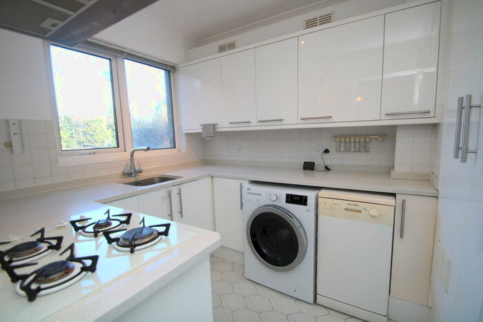 2 Bedroom Flat To Rent In Turnpike Link, Croydon, CR0