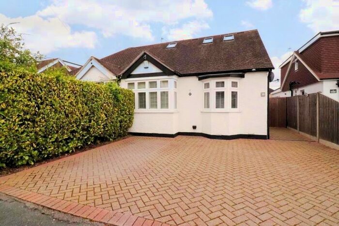 3 Bedroom Chalet To Rent In Linden Close, New Haw, KT15