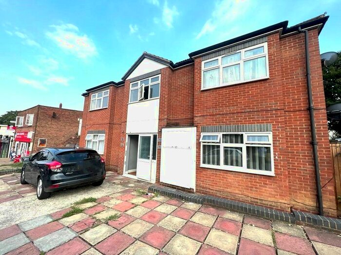 2 Bedroom Flat To Rent In Cedar Road, Rochester, Kent, ME2