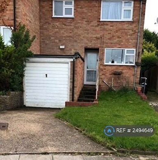 3 Bedroom End Of Terrace House To Rent In Hunts Close, Luton, LU1