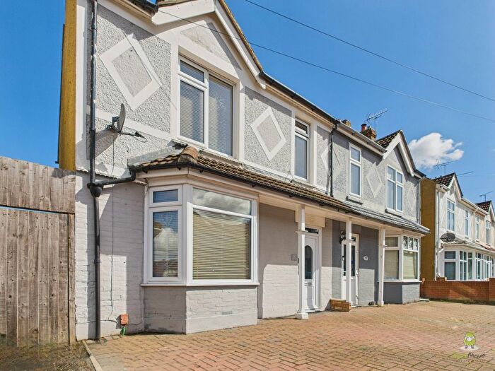 4 Bedroom Semi Detached House For Sale In Sturdee Avenue, Gillingham, Kent, ME7