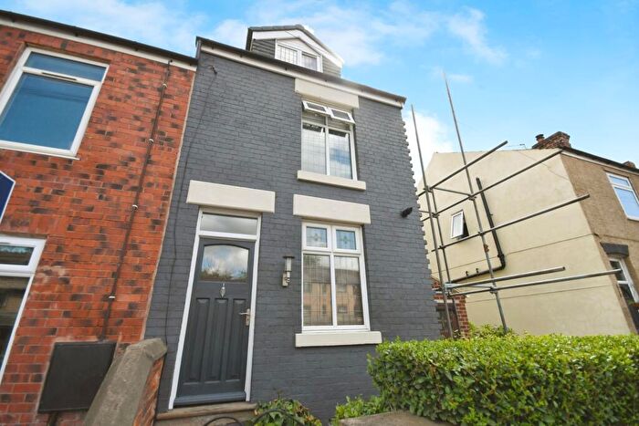 3 Bedroom End Of Terrace House For Sale In Sheffield Road, Chesterfield, Derbyshire, S41