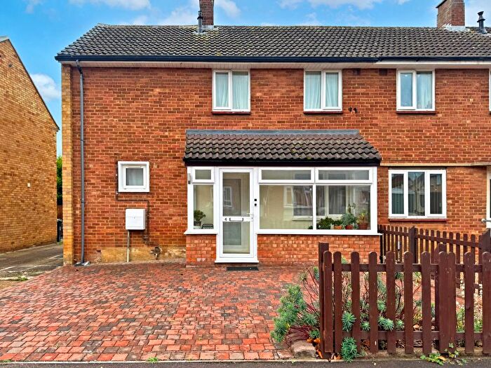 3 Bedroom Semi Detached House For Sale In Playfield Close, Biggleswade, SG18