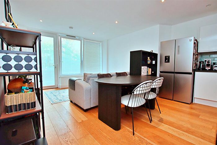2 Bedroom Flat For Sale In Elstree Way, Borehamwood, WD6
