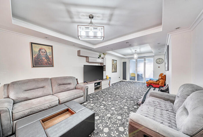 4 Bedroom Semi Detached House For Sale In Glenwood Grove, London, NW9