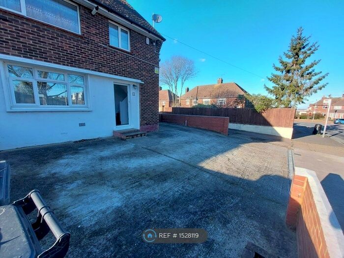 5 Bedroom Semi-Detached House To Rent In St. Gregorys Crescent, Gravesend, DA12