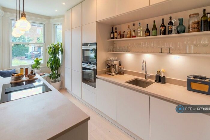 3 Bedroom Flat To Rent In Underhill Road, London, SE22