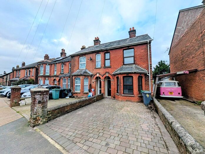 3 Bedroom Semi-Detached House To Rent In Fairlee Road, Newport, PO30