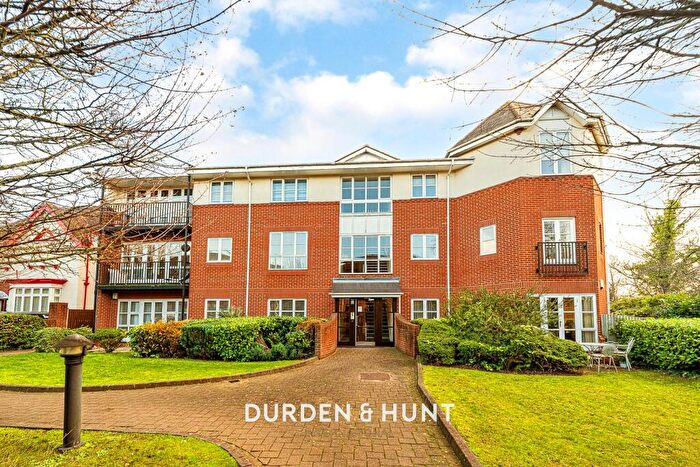 2 Bedroom Apartment For Sale In Deyncourt Gardens, Upminster, RM14