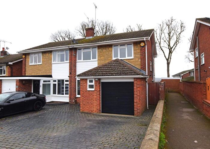 3 Bedroom Semi-Detached House For Sale In Langemore Way, Billericay, CM11