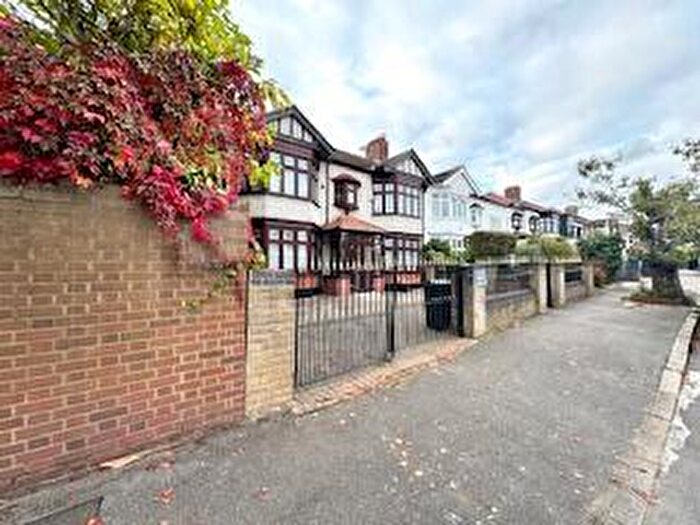 5 Bedroom House To Rent In Byron Avenue, London, E18