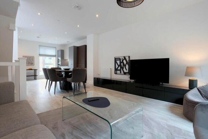 3 Bedroom Town House To Rent In North Star Drive, Salford, M3