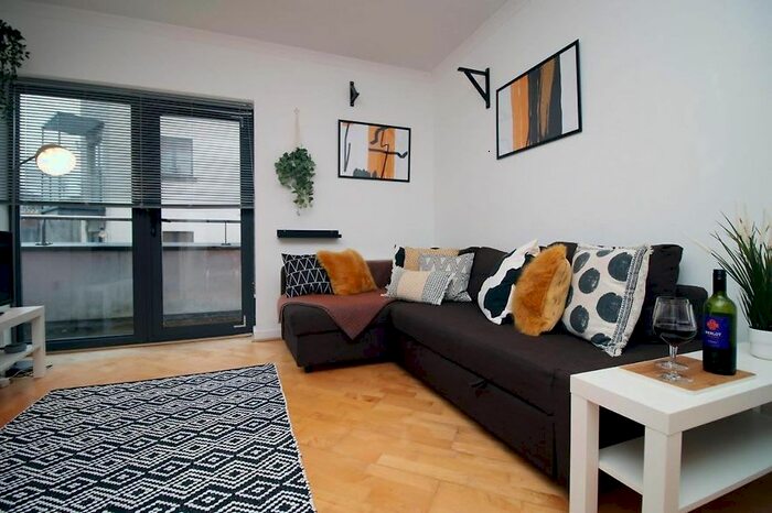 2 Bedroom Flat To Rent In The Hayes, Dray Court, Cardiff, Caerdydd, CF10