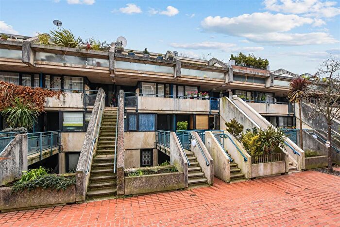 3 Bedroom Flat For Sale In Rowley Way, London, NW8