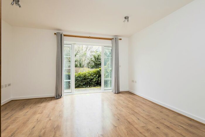 2 Bedroom Flat To Rent In Christopher Court, Great North Way, London, NW4