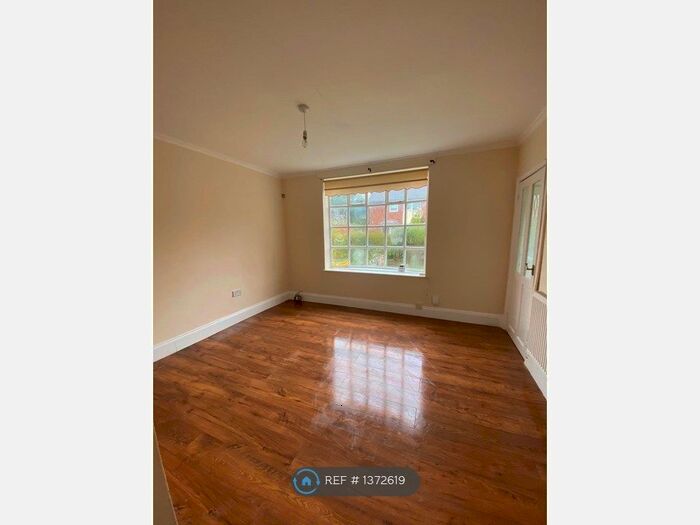 3 Bedroom Terraced House To Rent In Cromarty Square, Oldham, OL10