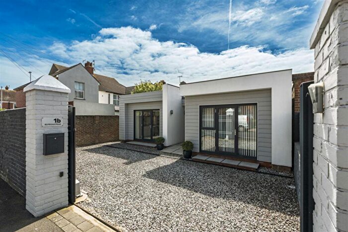 2 Bedroom Bungalow For Sale In Northcourt Road, Worthing, BN14